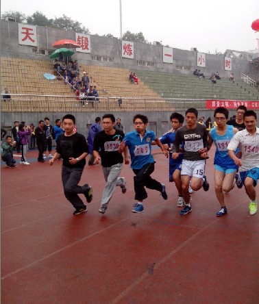 beat365中文官方网站学生踊跃参与校运动会