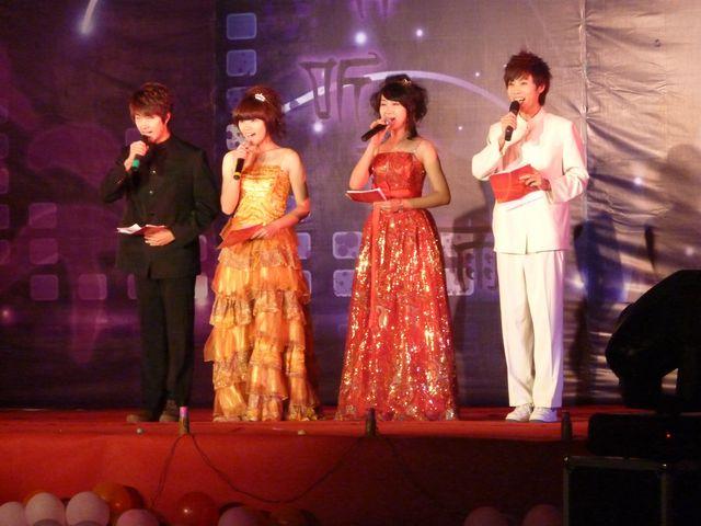 beat365中文官方网站举办创先争优活动展示会暨2010级迎新晚会-01