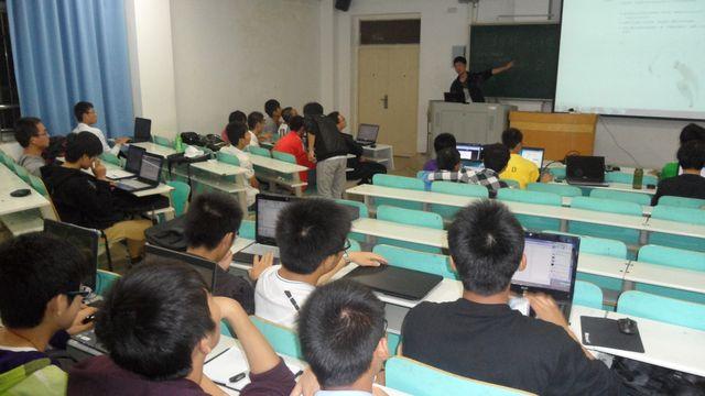 beat365中文官方网站科协举办新生科技知识交流会